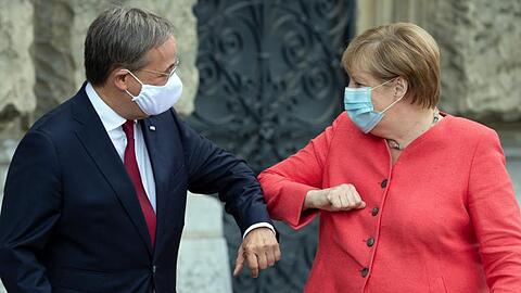 Bundeskanzlerin Angela Merkel (CDU) wird in Düsseldorf von Armin Laschet (CDU), Ministerpräsident von Nordrhein-Westfalen begrüßt.