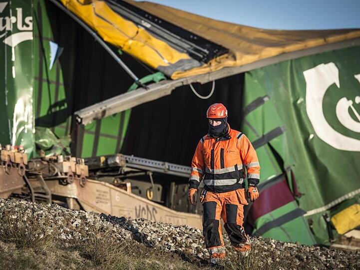 Eine Rettungskraft arbeitet an der Unfallstelle auf der Storbaeltbrücke.