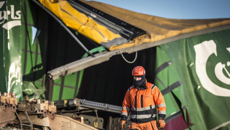 Eine Rettungskraft arbeitet an der Unfallstelle auf der Storbaeltbrücke. Eine Rettungskraft arbeitet an der Unfallstelle auf der Storbaeltbrücke.