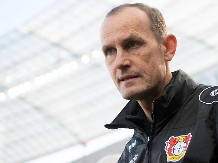 Heiko Herrlich, neuer Trainer des FC Augsburg, steht am Spielfeldrand. Foto: Federico Gambarini/dpa/Archivbild