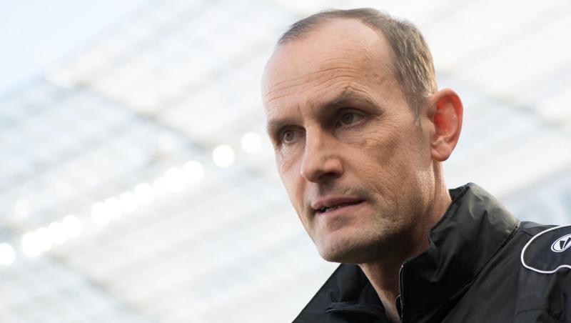 Heiko Herrlich, neuer Trainer des FC Augsburg, steht am Spielfeldrand. Foto: Federico Gambarini/dpa/Archivbild Heiko Herrlich, neuer Trainer des FC Augsburg, steht am Spielfeldrand. Foto: Federico Gambarini/dpa/Archivbild