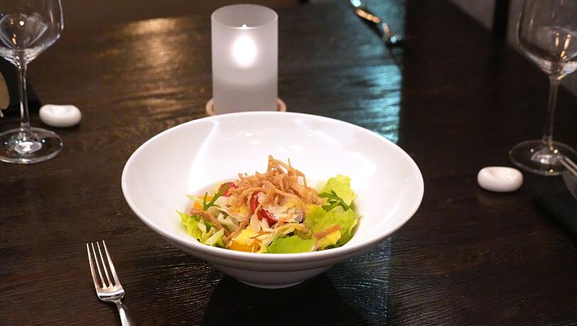 Ein koreanischer Hühnchen-Salat, interpretiert von Mun Kim. Ein koreanischer Hühnchen-Salat, interpretiert von Mun Kim.