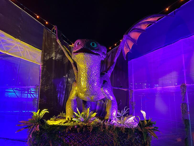 Dieser kleine Drache begrüßt die Gäste direkt am Eingang. Direkt putzig schaut er aus.