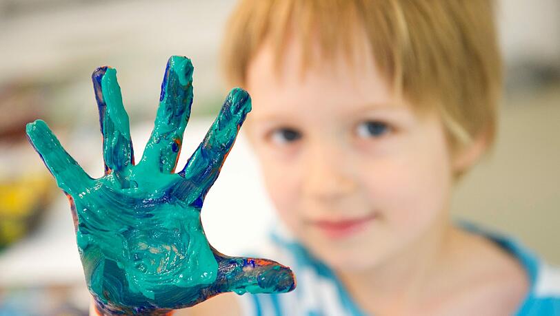 Der dreijährige Paul zeigt am Donnerstag im Kinderkunsthaus in München seine mit Farbe verschmierte Hand in die Kamera des Fotografen, mit der er gerade ein Bild gemalt hat. Der dreijährige Paul zeigt am Donnerstag im Kinderkunsthaus in München seine mit Farbe verschmierte Hand in die Kamera des Fotografen, mit der er gerade ein Bild gemalt hat.