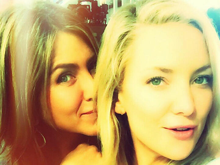 Kate Hudson (r.) und Jennifer Aniston am Set von "Mother's Day"