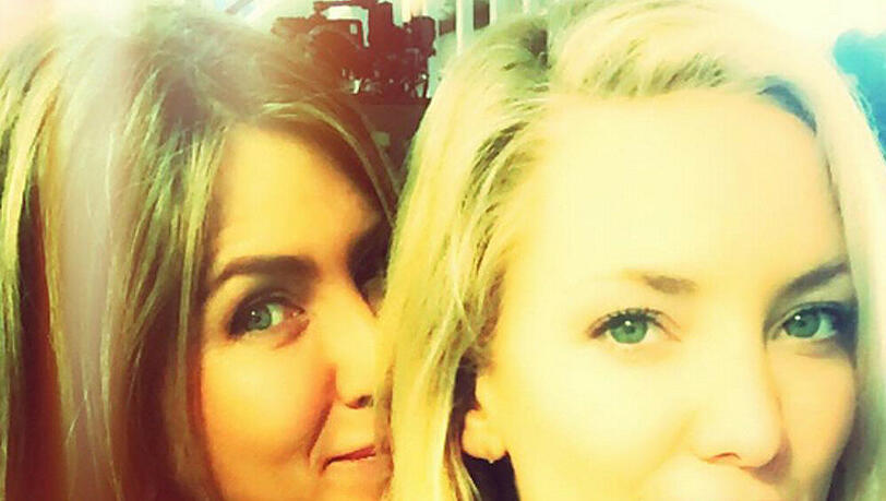 Kate Hudson (r.) und Jennifer Aniston am Set von "Mother's Day" Kate Hudson (r.) und Jennifer Aniston am Set von "Mother's Day"