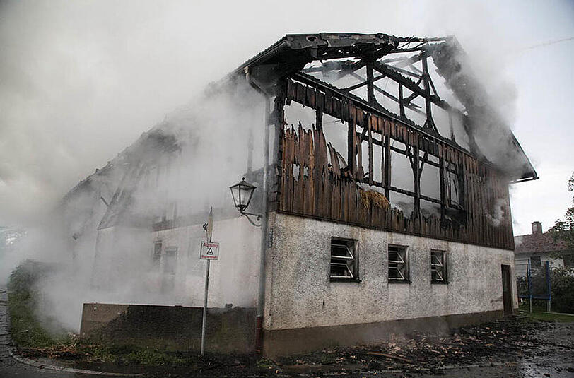 Bilder vom Großeinsatz der Feuerwehr: In Petting stand ein Stall in Vollbrand, etliche Tiere mussten aus dem brennenden Gebäude gerettet werden.