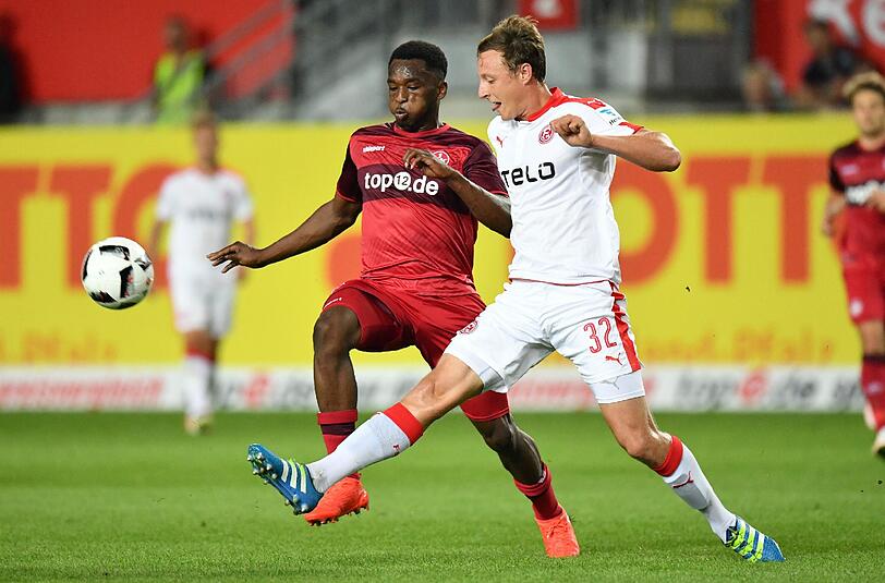 Kaiserslauterns Osayamen Osawe (l) und Düsseldorfs Robin Bormuth kämpfen um den Ball.