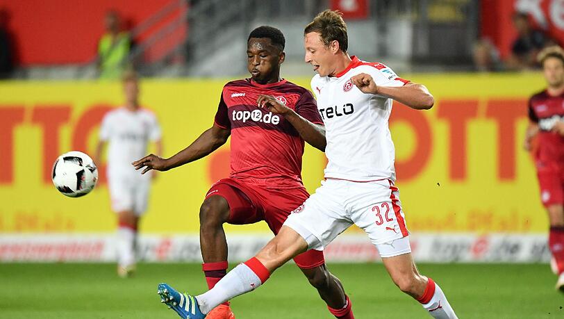 Kaiserslauterns Osayamen Osawe (l) und Düsseldorfs Robin Bormuth kämpfen um den Ball. Kaiserslauterns Osayamen Osawe (l) und Düsseldorfs Robin Bormuth kämpfen um den Ball.