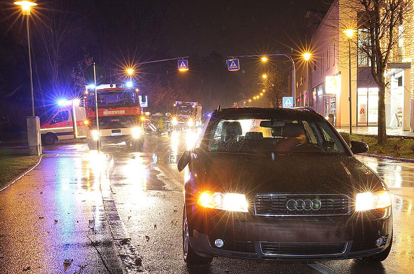 Die Bilder vom Unfall aus Traunreut, bei dem eine Passantin schwer verletzt wird.