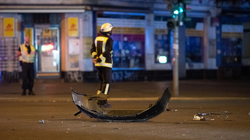 Am Ende einer Verfolgungsjagd stirbt eine unbeteiligte Radlerin. Die Bilder vom Horror-Unfall in Berlin.