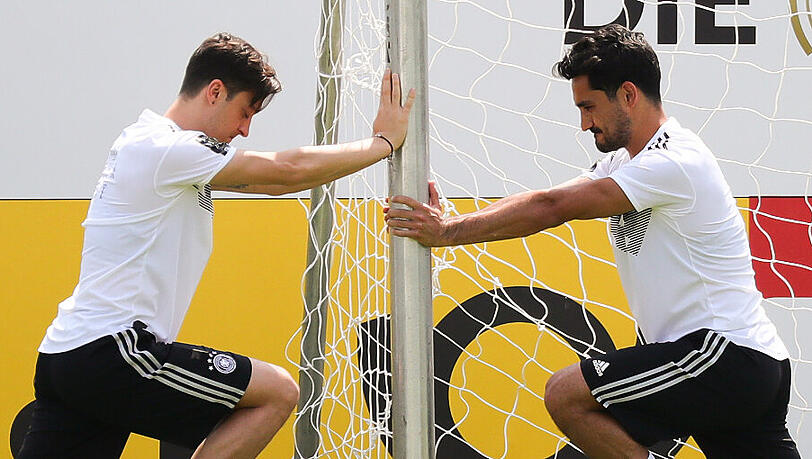 Bei der WM standen Mesut Özil (links) und Ilkay Gündogan noch gemeinsam im DFB-Kader, Ende Juli trat Özil dann aus der Nationalmannschaft zurück. Bei der WM standen Mesut Özil (links) und Ilkay Gündogan noch gemeinsam im DFB-Kader, Ende Juli trat Özil dann aus der Nationalmannschaft zurück.