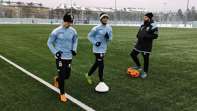 Im Aufbautraining: Nicholas Helmbrecht (li.) und Noel Niemann (Mi.), hier mit Physio Nick Wurian.