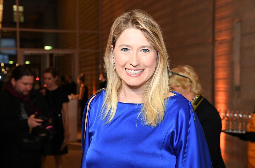 FDP-Politikerin Lencke Steiner klassisch gekleidet in Königsblau