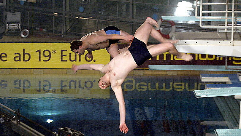 Elton und Stefan Raab (vorne) beim "Synchronspringen"