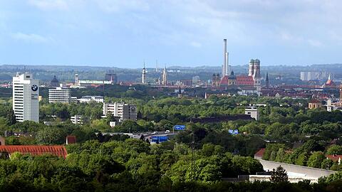 Der Blick runter vom Müllberg Richtung Innenstadt &ndash; hinter der Frauenkirche ragt das Heizkraftwerk Süd in die Höhe.