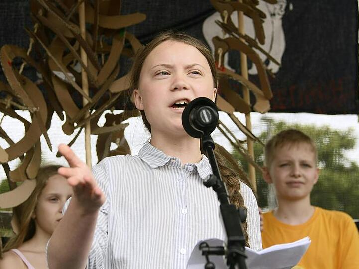 Greta Thunberg, Klima-Aktivistin aus Schweden, spricht während einer Demonstration für Klimagerechtigkeit in Wien.