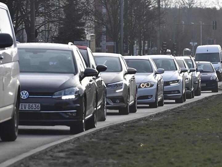 Nach dem Stromausfall bildeten sich lange Autoschlangen auf den Straßen in Köpenick.