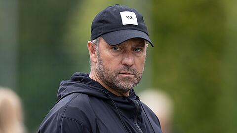 Bundestrainer Hansi Flick besucht das Trainingsgelände.