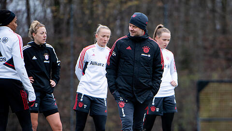 Verschnaufpause für die Spielerinnen, nicht für den Coach: Alexander Straus' Gedanken kreisen weiter um den Fußball.