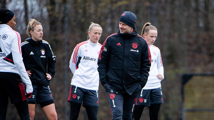 Verschnaufpause für die Spielerinnen, nicht für den Coach: Alexander Straus' Gedanken kreisen weiter um den Fußball.