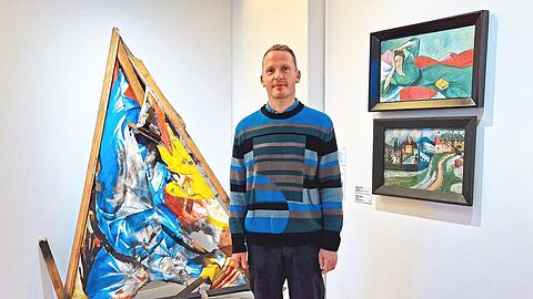 Der Maler Norbert Bisky vor seiner Installation "Untitled (Franz Marc)". Münchner Museumsgänger sollten ein Déjà-vu haben - die Arbeit entstand auf Einladung der Graphischen Sammlung und war 2017 in der Ausstellung "Vermisst! Der Turm der Blauen Pferde von Franz Marc" in der Pinakothek der Moderne zu sehen. In Murnau steht sie nun für die dunkle Seite der Geschichte des Expressionismus.