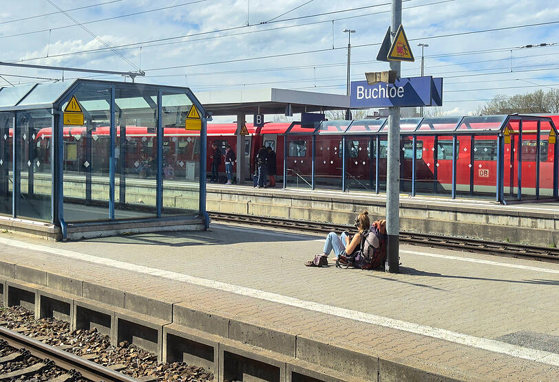 Reisende warten am Bahnhof Buchloe auf ihren Zug – auf der wichtigen Allgäu-Strecke zwischen München und Buchloe müssen sich Fahrgäste wegen umfangreicher Bauarbeiten nun auf Ersatzbusse und längere Fahrzeiten einstellen. Reisende warten am Bahnhof Buchloe auf ihren Zug – auf der wichtigen Allgäu-Strecke zwischen München und Buchloe müssen sich Fahrgäste wegen umfangreicher Bauarbeiten nun auf Ersatzbusse und längere Fahrzeiten einstellen.