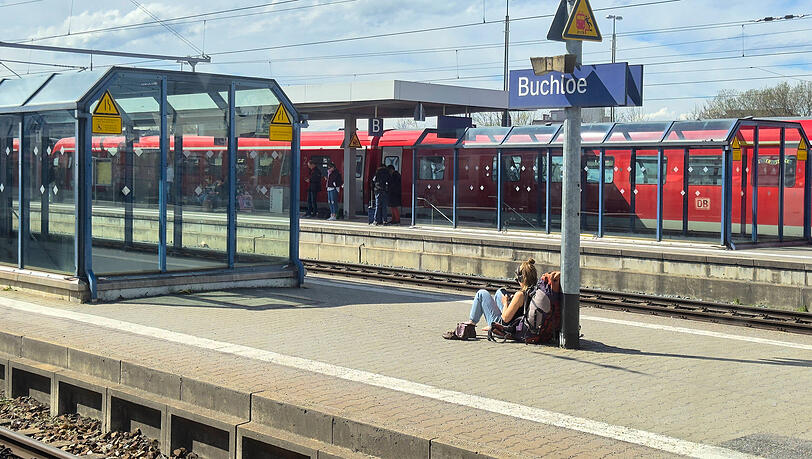 Reisende warten am Bahnhof Buchloe auf ihren Zug &ndash; auf der wichtigen Allg&auml;u-Strecke zwischen M&uuml;nchen und Buchloe m&uuml;ssen sich Fahrg&auml;ste wegen umfangreicher Bauarbeiten nun auf Ersatzbusse und l&auml;ngere Fahrzeiten einstellen.