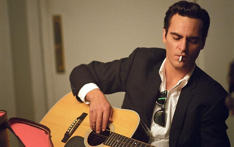Johnny Cash war bis zu seinem Tod 2003 eine pr&auml;gende Figur in der Musikwelt, aber schon das, was der S&auml;nger bis in die sp&auml;ten 60er erlebte, ist genug Stoff f&uuml;r einen gro&szlig;en Film. Den Beweis erbrachte Regisseur James Mangold 2005 mit "Walk the Line".