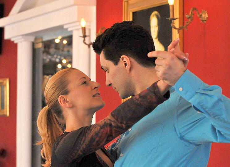 Schlagersängerin Stefanie Hertel trainiert unter Anleitung von Profitänzer Sergiy Plyuta in einer Münchner Tanzschule für ihren Auftritt bei der RTL-Show "Let's Dance".