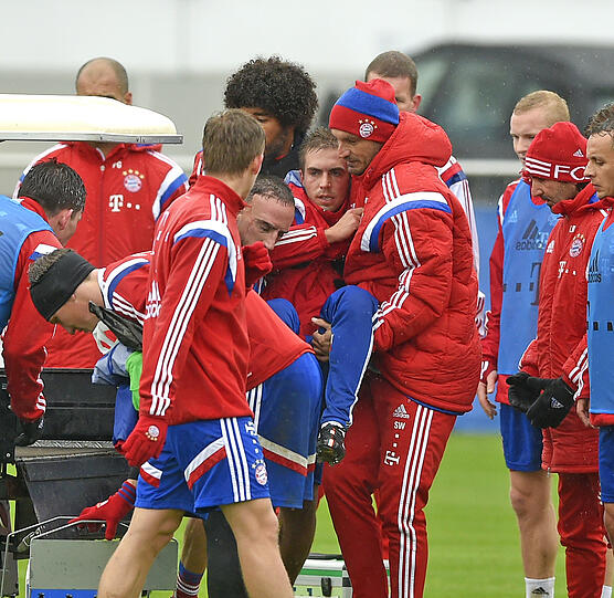 Der FCB-Schock in Bildern - hier wird der verletzte Philipp Lahm beim Training abtransportiert!