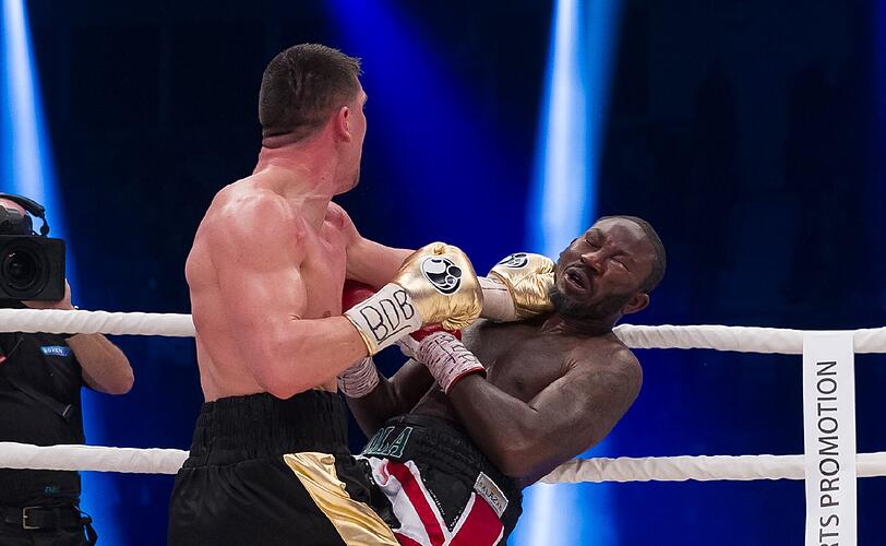 Marco Huck hat sich den WM-Gürtel zurückgeholt - die Bilder vom Fight gegen Ola Afolabi.