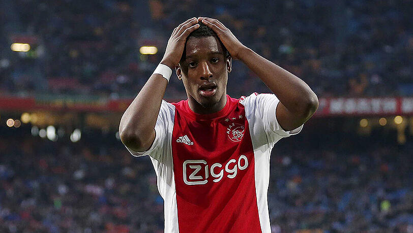 Kommt für zwölf Millionen Euro Ablöse von Ajax Amsterdam zum VfL Wolfsburg: Riechedly Bazoer. Kommt für zwölf Millionen Euro Ablöse von Ajax Amsterdam zum VfL Wolfsburg: Riechedly Bazoer.