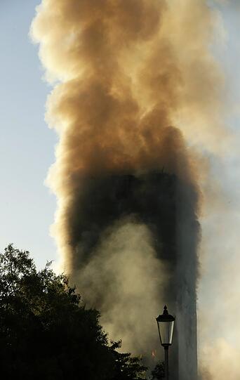 Das Hochhaus brennt vom 2. bis zum 27. Stock, Menschen wurden von den Flammen eingeschlossen - Bilder vom Inferno im Londoner Stadtbezirk Royal Borough of Kensington and Chelsea