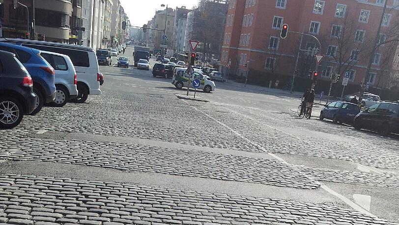 Die Schwanthalerstraße, kurz nach dem Bavariaring. Die Schwanthalerstraße, kurz nach dem Bavariaring.
