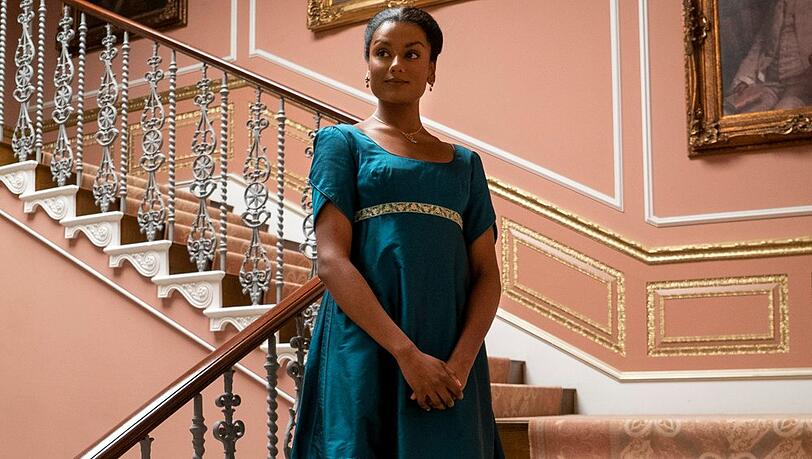 Kate Sharma (Simone Ashley) will ihre Schwester Edwina unter die Haube bringen.