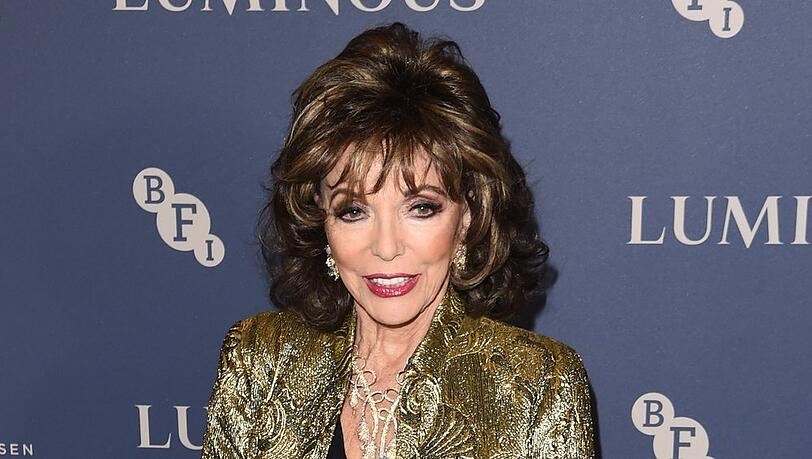 Joan Collins hat sich bei Instagram im Badeanzug gezeigt.