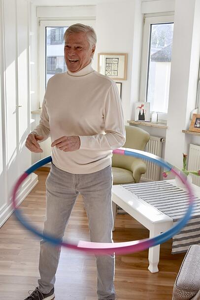 "Mein Hüftschwung ist noch ganz geschmeidig": Jochen Busse trainiert mit dem Hula-Hoop-Reifen. "Mein Hüftschwung ist noch ganz geschmeidig": Jochen Busse trainiert mit dem Hula-Hoop-Reifen.