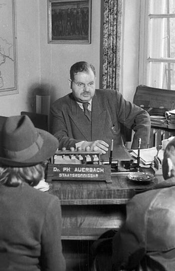 Philipp Auerbach in seinem Büro.