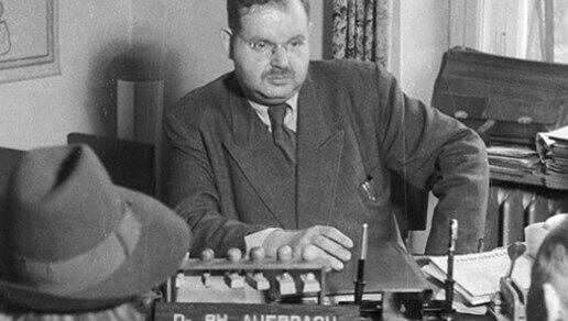 Philipp Auerbach in seinem Büro.