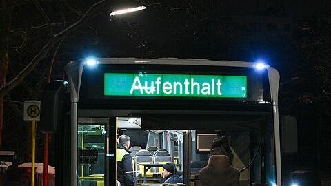 Die BVG stellt an einigen Endhaltestellen, wie hier in Zehlendorf, Busse f&uuml;r den Aufenthalt zur Verf&uuml;gung.
