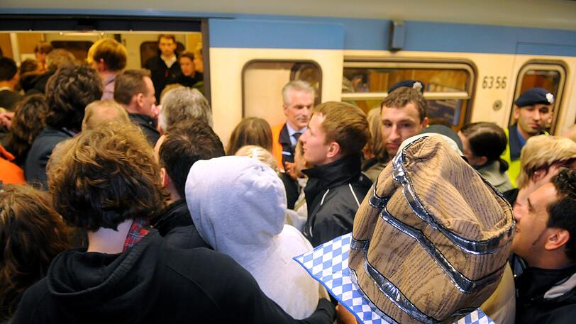 "Fahren Sie nicht mit der U4 oder der U5! Die Bahnhöfe Theresienwiese und Odeonsplatz sowie zeitweise Hauptbahnhof sind ohnehin hoch belastet", rät die MVG zu den Stoßzeiten rund um die Fußballspiele während des Oktoberfests.