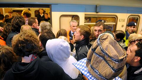 "Fahren Sie nicht mit der U4 oder der U5! Die Bahnhöfe Theresienwiese und Odeonsplatz sowie zeitweise Hauptbahnhof sind ohnehin hoch belastet", rät die MVG zu den Stoßzeiten rund um die Fußballspiele während des Oktoberfests.