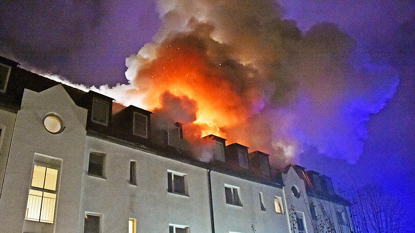 Ein Feuer auf einem Balkon setzte in Perlach einen ganzen Dachstuhl in Brand. Die Bilder von den Löscharbeiten.