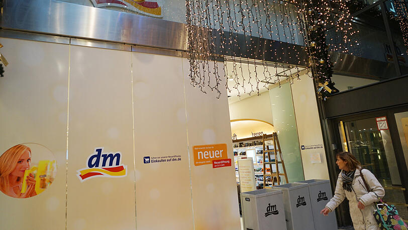 Am 25.11. eröffnet der dm in der Fußgängerzone in München. Am 25.11. eröffnet der dm in der Fußgängerzone in München.