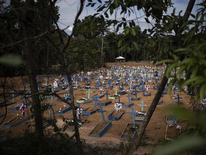 Frische Gräber auf einem Friedhof in Manaus.