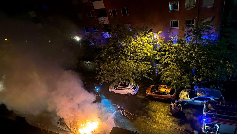 Ein Smart und ein Toyota stehen am Montagmorgen in Vollbrand.