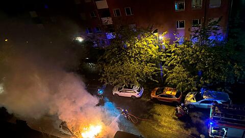 Ein Smart und ein Toyota stehen am Montagmorgen in Vollbrand.