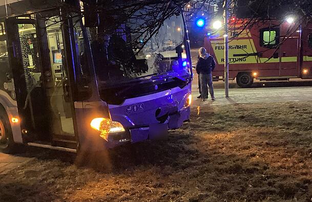 Zur Höhe des Schadens an dem Bus konnte die Feuerwehre keine Angaben machen. Zur Höhe des Schadens an dem Bus konnte die Feuerwehre keine Angaben machen.