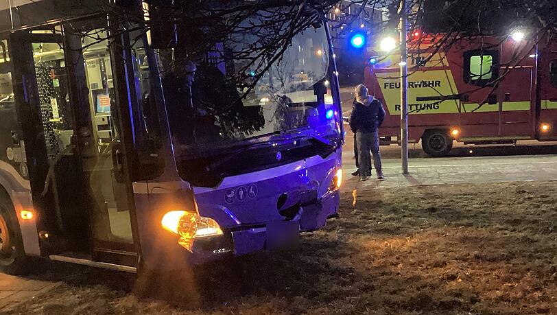 Zur Höhe des Schadens an dem Bus konnte die Feuerwehre keine Angaben machen. Zur Höhe des Schadens an dem Bus konnte die Feuerwehre keine Angaben machen.